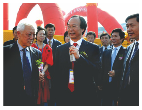 石華輝董事長為視察公司展位的全國人大副委員長周鐵農(nóng)介紹產(chǎn)品技術特點