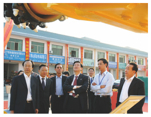 2008年9月中國煤炭工業(yè)協(xié)會第一副會長、黨委書記濮洪九在石華輝董事長陪同下視察公司展位